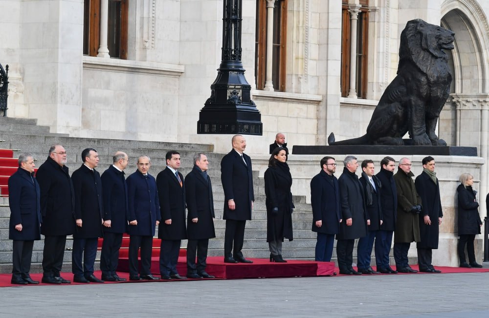 İlham Əliyevin Budapeştdə rəsmi qarşılanma mərasimi - FOTO/VİDEO - foto 14