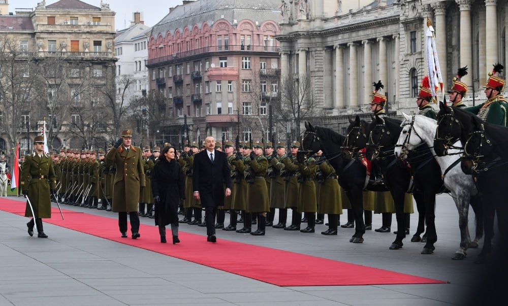 İlham Əliyevin Budapeştdə rəsmi qarşılanma mərasimi - FOTO/VİDEO - foto 12