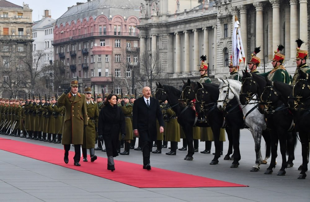 İlham Əliyevin Budapeştdə rəsmi qarşılanma mərasimi - FOTO/VİDEO - foto 13