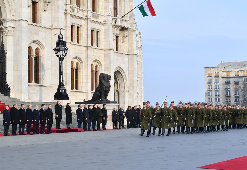 İlham Əliyevin Budapeştdə rəsmi qarşılanma mərasimi - FOTO/VİDEO - foto 6