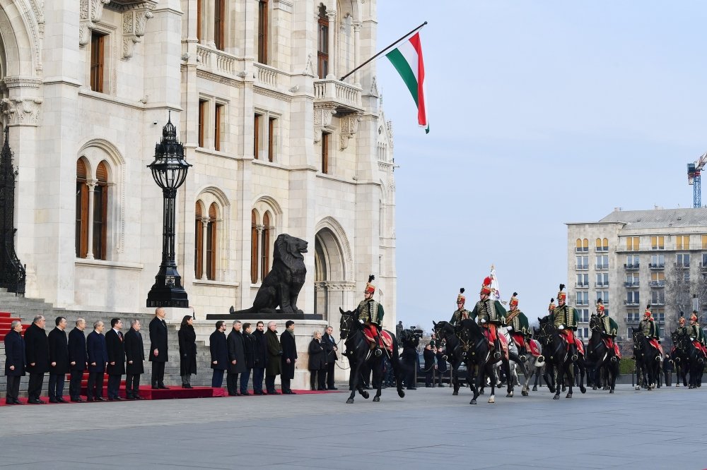 İlham Əliyevin Budapeştdə rəsmi qarşılanma mərasimi - FOTO/VİDEO - foto 8
