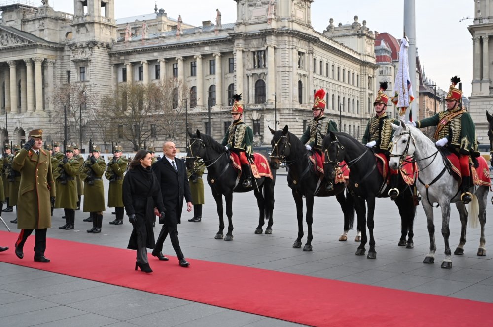İlham Əliyevin Budapeştdə rəsmi qarşılanma mərasimi - FOTO/VİDEO - foto 1