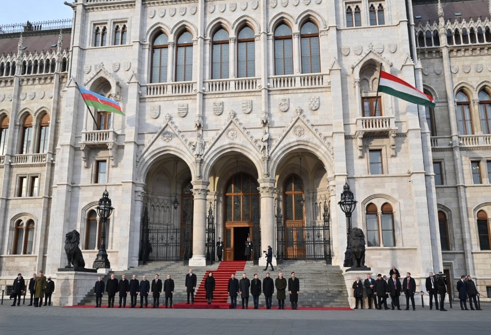 İlham Əliyevin Budapeştdə rəsmi qarşılanma mərasimi - FOTO/VİDEO - foto 5