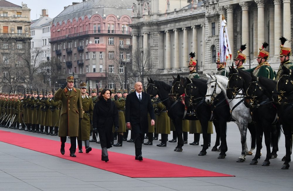 İlham Əliyevin Budapeştdə rəsmi qarşılanma mərasimi - FOTO/VİDEO - foto 2