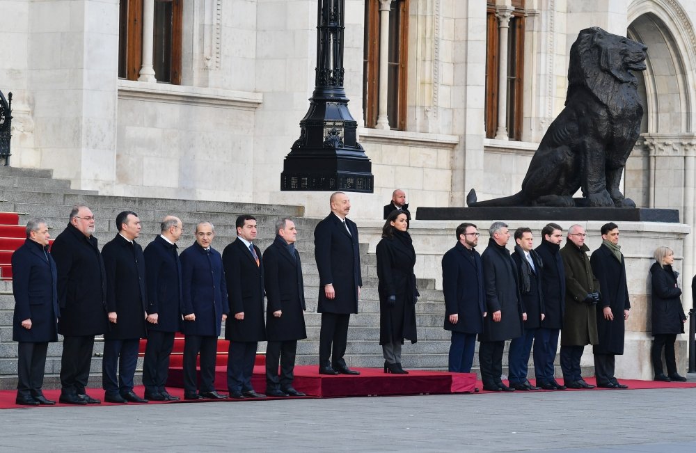 İlham Əliyevin Budapeştdə rəsmi qarşılanma mərasimi - FOTO/VİDEO - foto 3