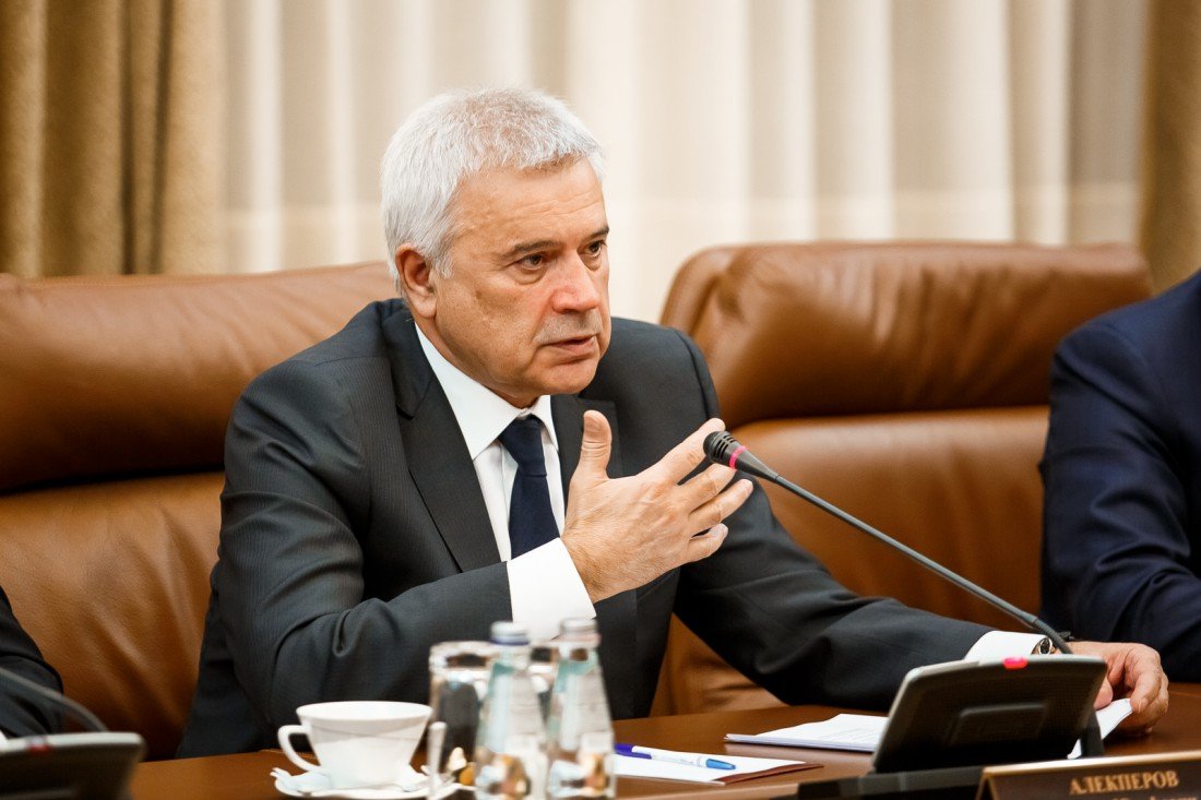 Vahid Ələkbərov bir aya 2,5 milyard dollar qazanıb