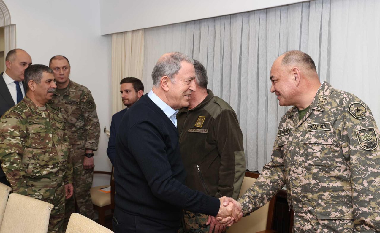 Türkiyə, Azərbaycan və Gürcüstan müdafiə nazirlərinin üçtərəfli görüşü KEÇİRİLDİ – FOTO/VİDEO  - foto 3