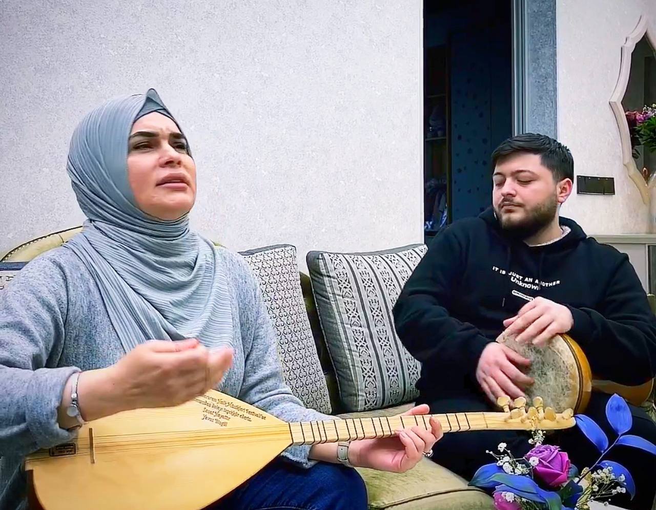 Fərqanə Qasımova kürəkəni ilə MAHNI OXUDU - VİDEO 