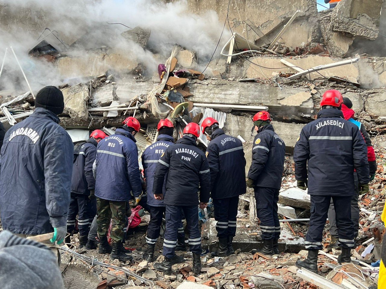 Azərbaycanın xilasediciləri 11 nəfəri dağıntılar altından sağ çıxardı – FOTO/VİDEO Azərbaycanın xilasediciləri 11 nəfəri dağıntılar altından sağ çıxardı – FOTO/VİDEO