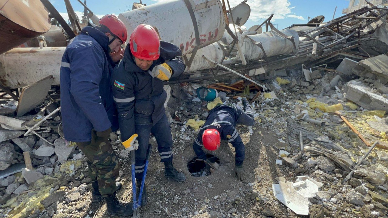 Azərbaycanın xilasediciləri 11 nəfəri dağıntılar altından sağ çıxardı – FOTO/VİDEO - foto 3