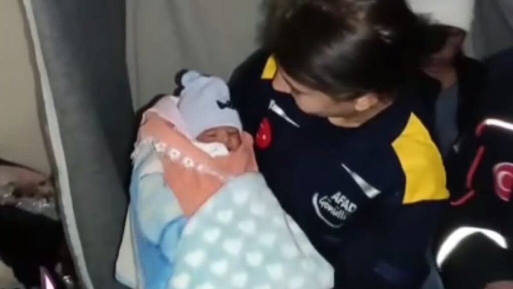 Türkiyənin zəlzələ çadırında körpə dünyaya gəldi: Türkiyənin zəlzələ çadırında körpə dünyaya gəldi: