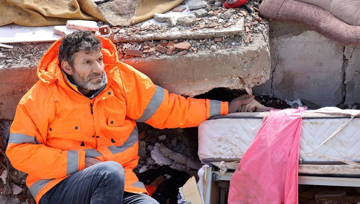 Dünyasını dəyişən qızının əlini buraxmayan ataya türkiyəli müğənni ev bağışlayacaq - FOTO - foto 1