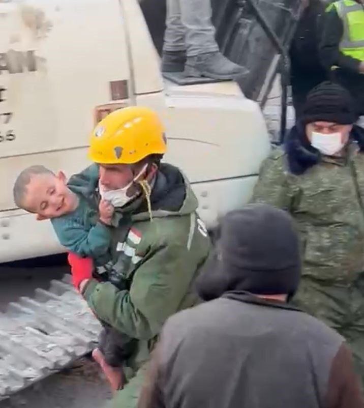 Kahramanmaraşda 2 yaşlı oğlan uşağı xilas edildi - FOTO - foto 1