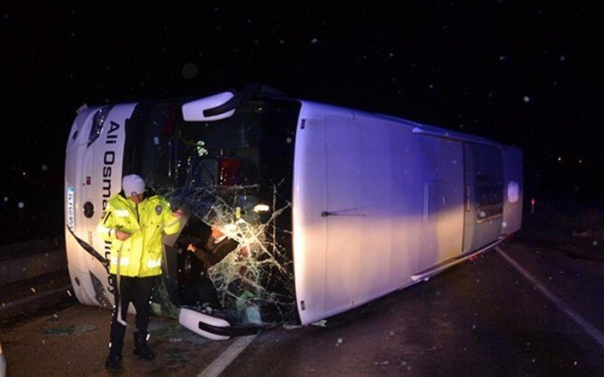 Türkiyədə sərnişin avtobusu aşıb - 30 yaralı var Türkiyədə sərnişin avtobusu aşıb - 30 yaralı var