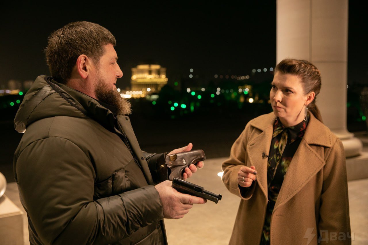 Kadırov: “Bu tapançanı Zelenskiyə etibar edə bilərəm, qoy bir güllə ilə özünü öldürsün” – VİDEO