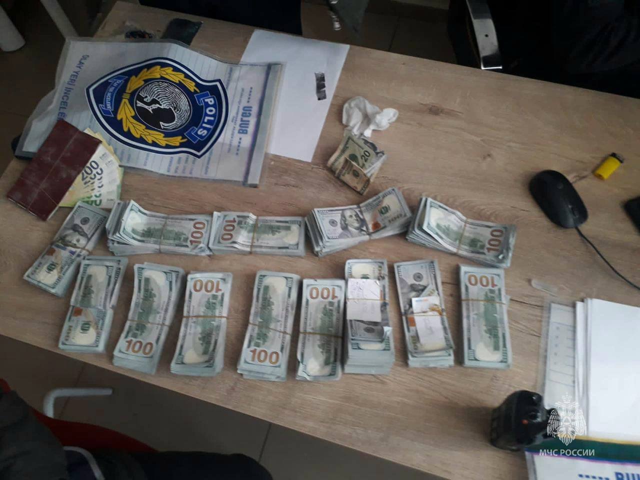 Rusiyalı xilasedicilər Türkiyədə dağıntılar altından 150 min dollar pul tapıb - FOTO - foto 1