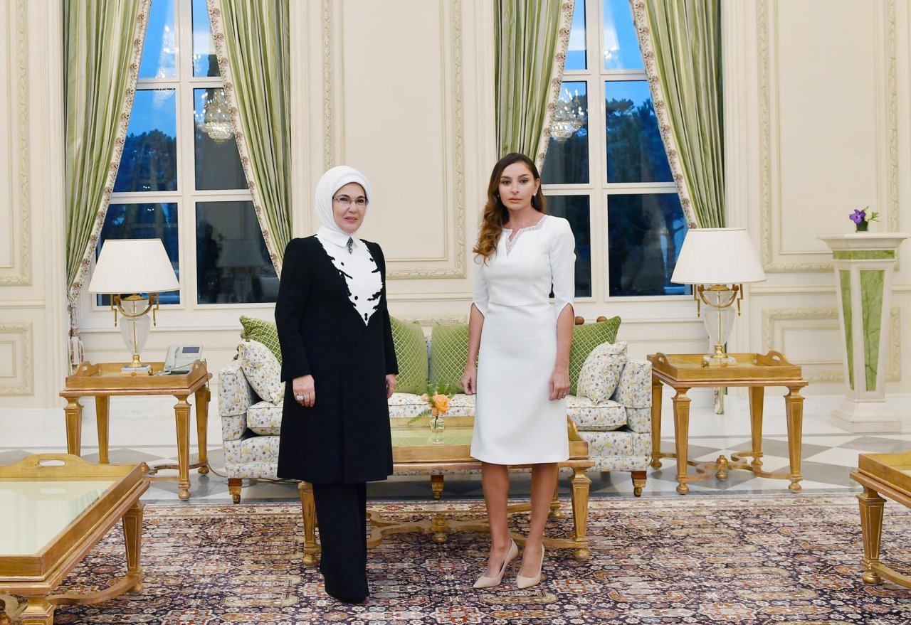 Əminə Ərdoğan Mehriban Əliyevaya təşəkkür etdi - FOTO Əminə Ərdoğan Mehriban Əliyevaya təşəkkür etdi - FOTO