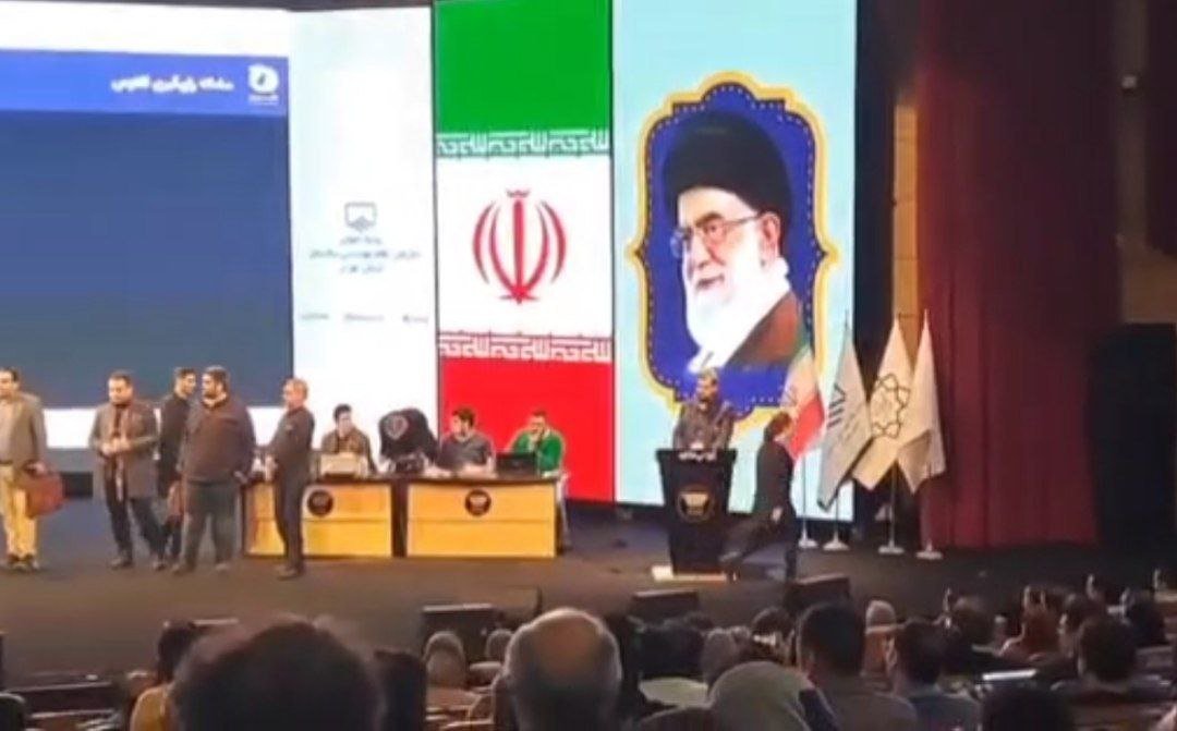 Tehranda mühəndis qadının etirazı salonu AYAĞA QALDIRDI – VİDEO 