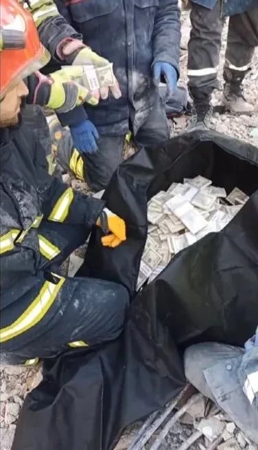 Dağıntılar altından xilas edilən şəxsdə külli miqdarda dollarlar AŞKARLANDI – FOTO/VİDEO  - foto 2