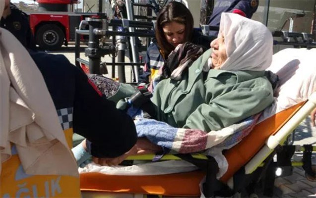 Türkiyədə MÖCÜZƏLƏR DAVAM EDİR: 384 saat sonra ahıl yaşlarında ana və oğul xilas edildi Türkiyədə MÖCÜZƏLƏR DAVAM EDİR: 384 saat sonra ahıl yaşlarında ana və oğul xilas edildi