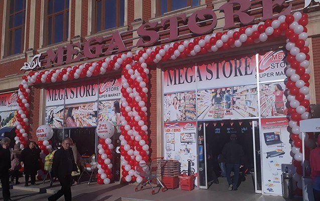 “Megastore”da gözətçinin əl-qolunu bağlayıb seyfi APARDILAR