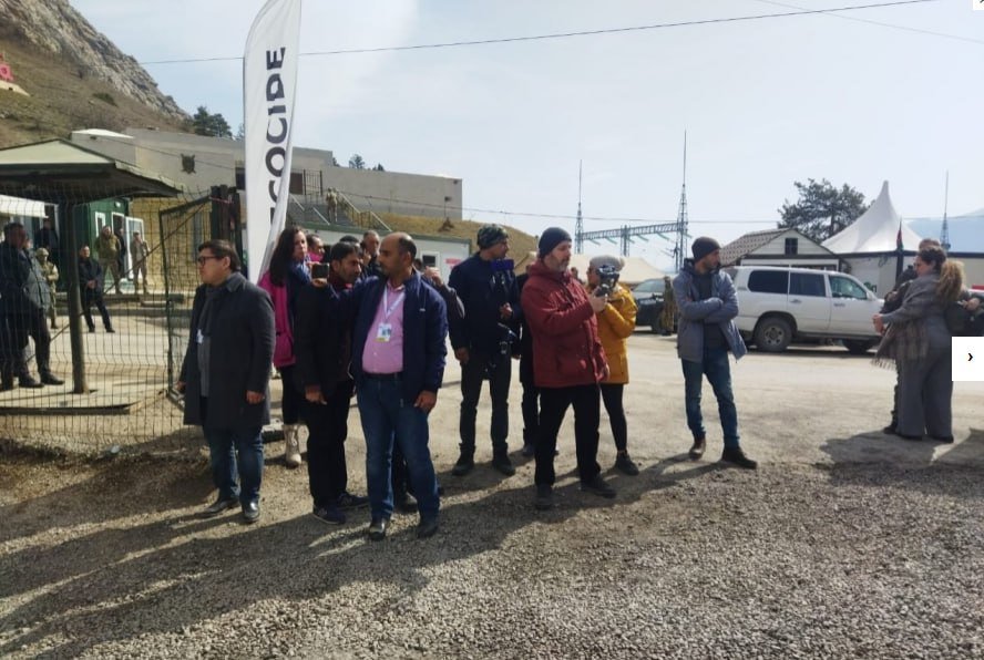 Xarici jurnalistlər aksiya keçirilən əraziyə gəldilər - FOTO Xarici jurnalistlər aksiya keçirilən əraziyə gəldilər - FOTO