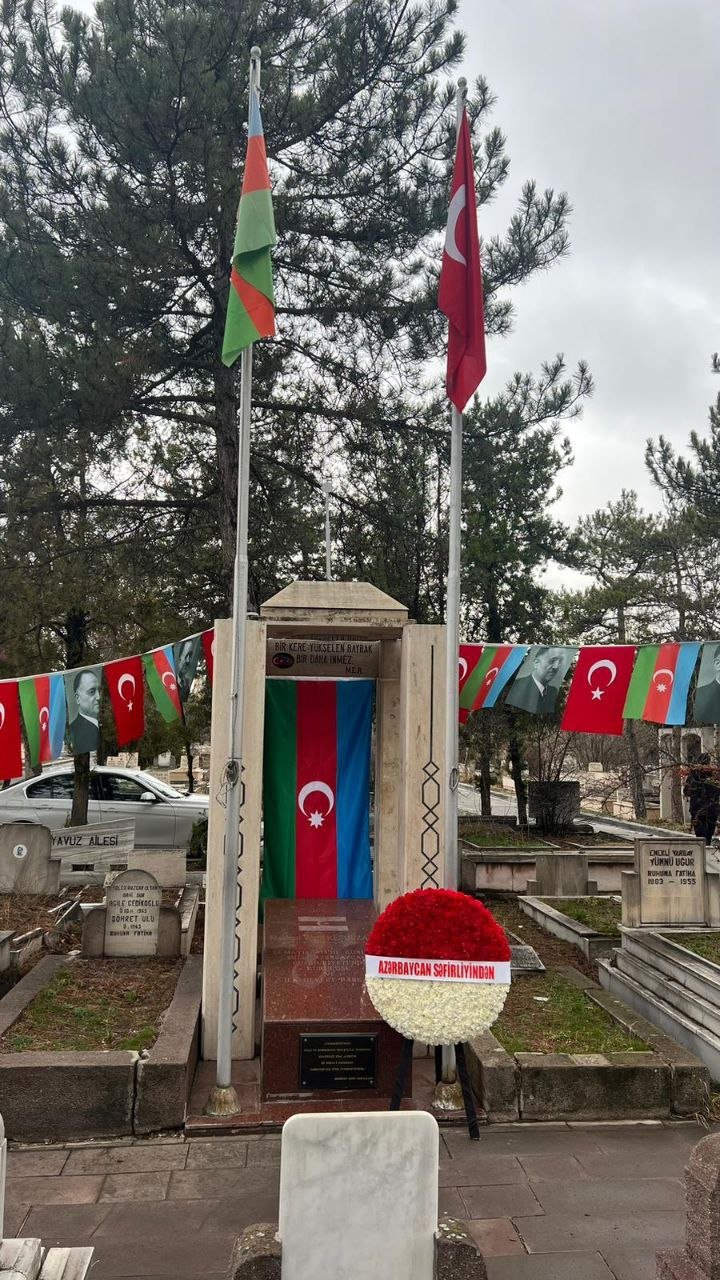 Türkiyədəki səfirliyimizin əməkdaşları Rəsulzadənin məzarını ziyarət etdilər – FOTO   - foto 1