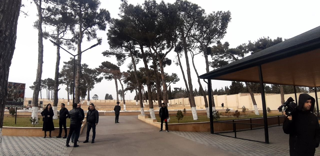 Şəhriyar Əlibəylinin nəşi Şəhidlər xiyabanına gətirildi - FOTO/VİDEO - foto 7
