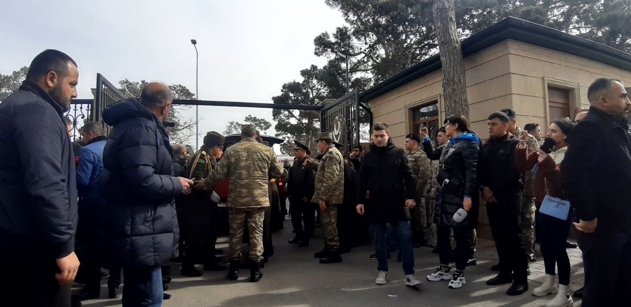 Şəhriyar Əlibəylinin nəşi Şəhidlər xiyabanına gətirildi - FOTO/VİDEO - foto 1