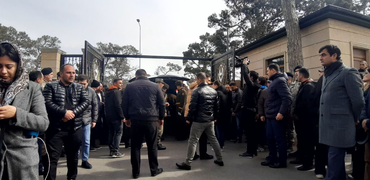 Şəhriyar Əlibəylinin nəşi Şəhidlər xiyabanına gətirildi - FOTO/VİDEO - foto 2