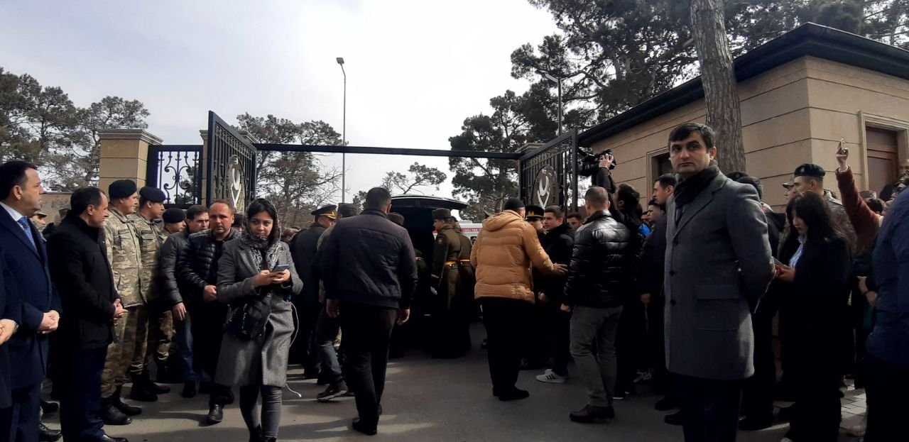 Şəhriyar Əlibəylinin nəşi Şəhidlər xiyabanına gətirildi - FOTO/VİDEO - foto 3