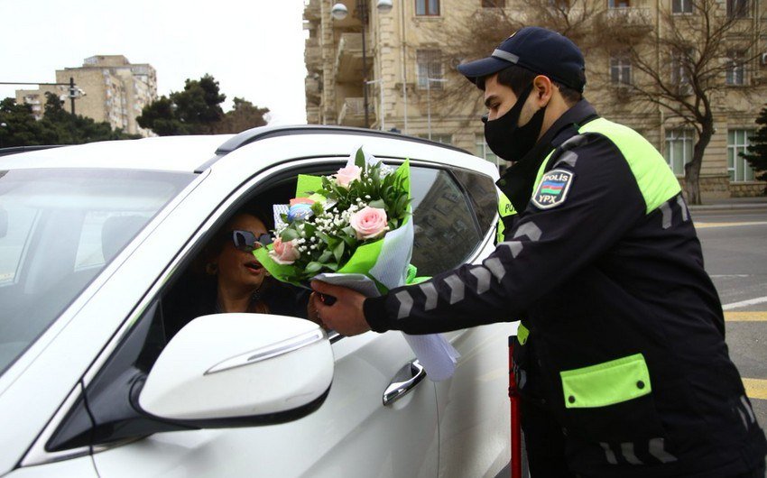 Polislər Bakıda xanım sürücüləri təbrik etdi