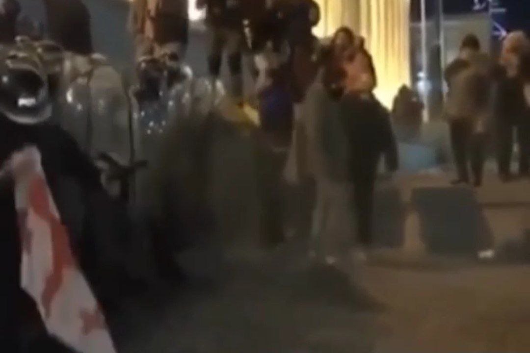 Tbilisidə etirazçı Gürcüstan bayrağını yerə sərdi, polis isə... – VİDEO Tbilisidə etirazçı Gürcüstan bayrağını yerə sərdi, polis isə... – VİDEO