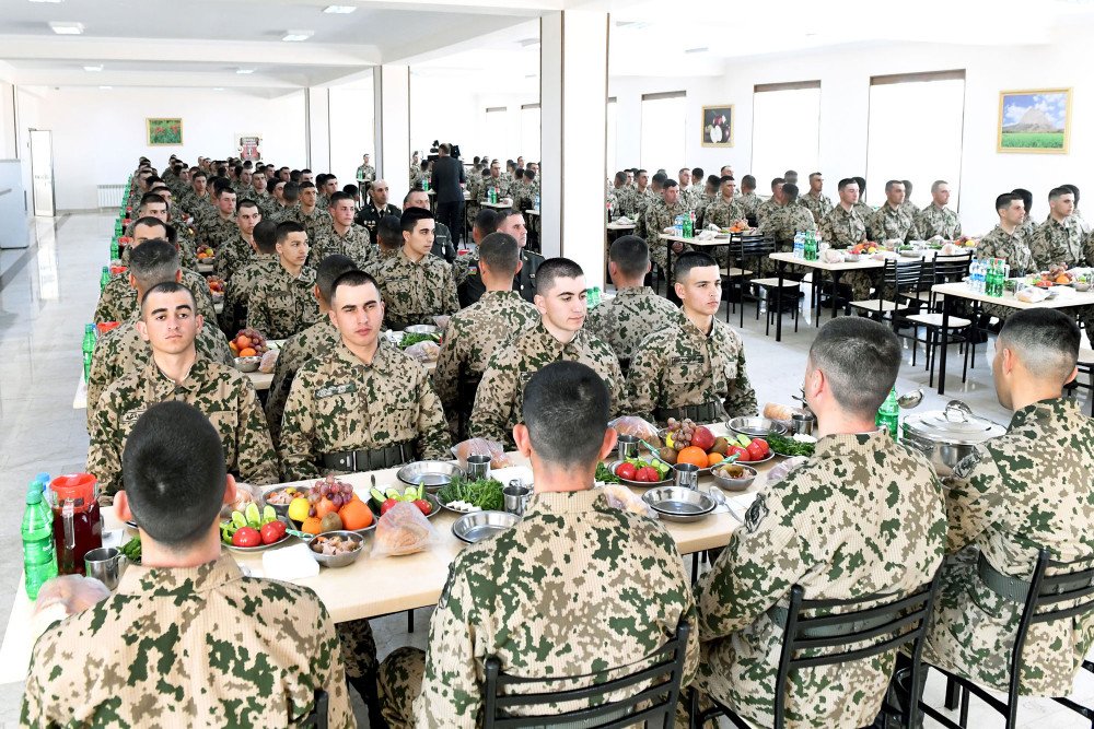 Prezidentin səlahiyyətli nümayəndəsi Daxili Qoşunların Şərurdakı hərbi hissəsinə baş çəkdi - FOTO - foto 1