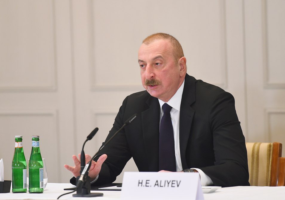 İlham Əliyev: “Bir çox Avropa ölkəsini neft və neft məhsulları ilə təchiz edirik” İlham Əliyev: “Bir çox Avropa ölkəsini neft və neft məhsulları ilə təchiz edirik”