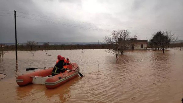 Türkiyədə sel səbəbiylə axtarış-xilasetmə işləri davam edir Türkiyədə sel səbəbiylə axtarış-xilasetmə işləri davam edir