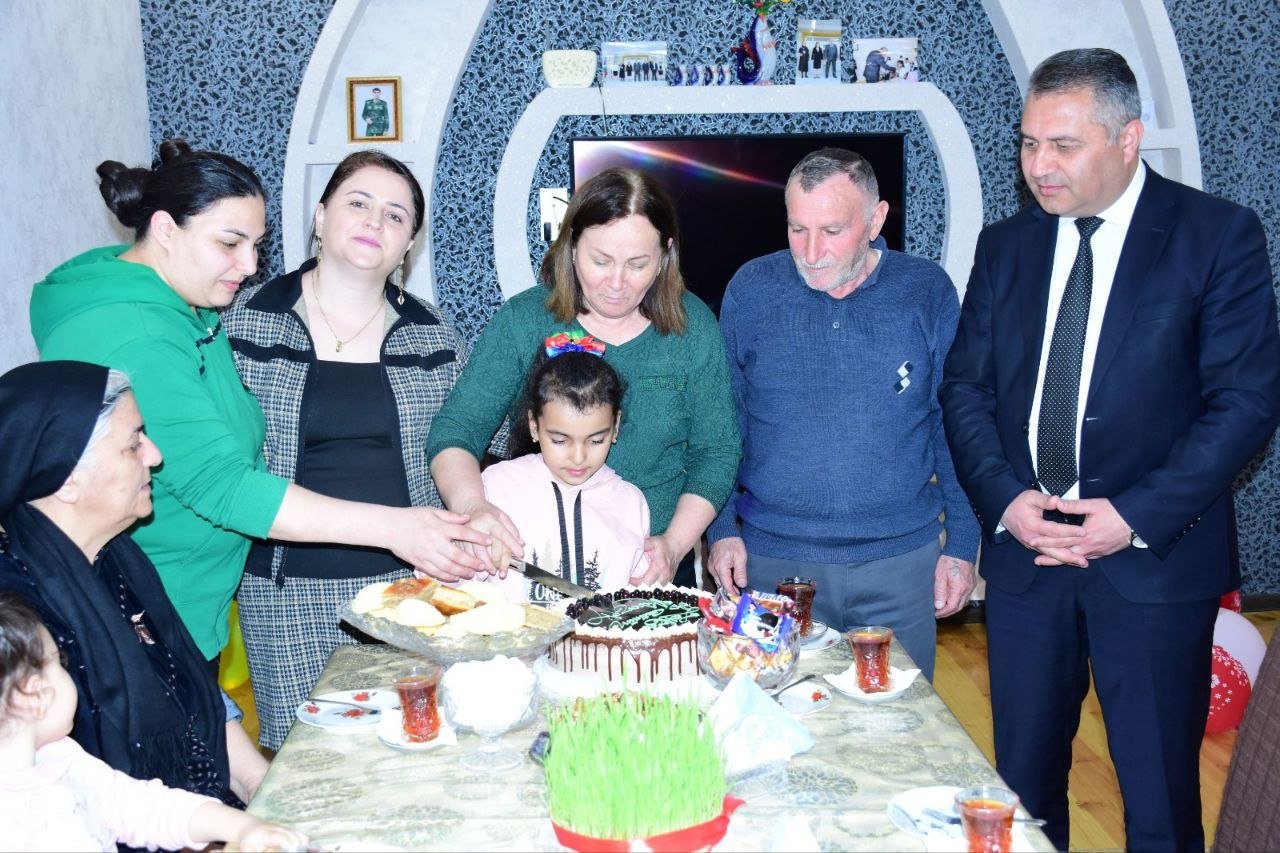 Ağsuda şəhid ailəsi ziyarət edildi, bayram sovqatı verildi - FOTO  - foto 1