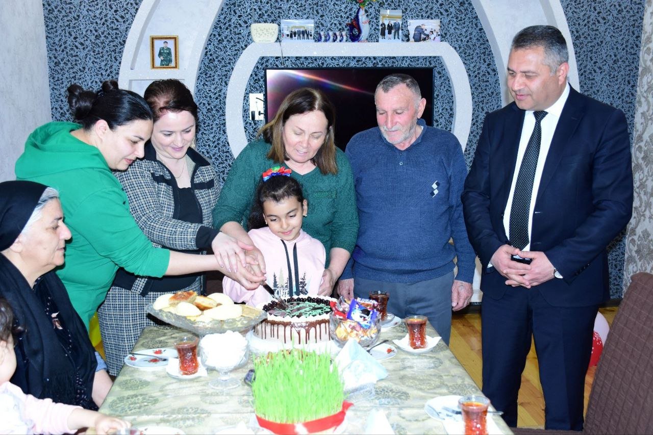 Ağsuda şəhid ailəsi ziyarət edildi, bayram sovqatı verildi - FOTO 