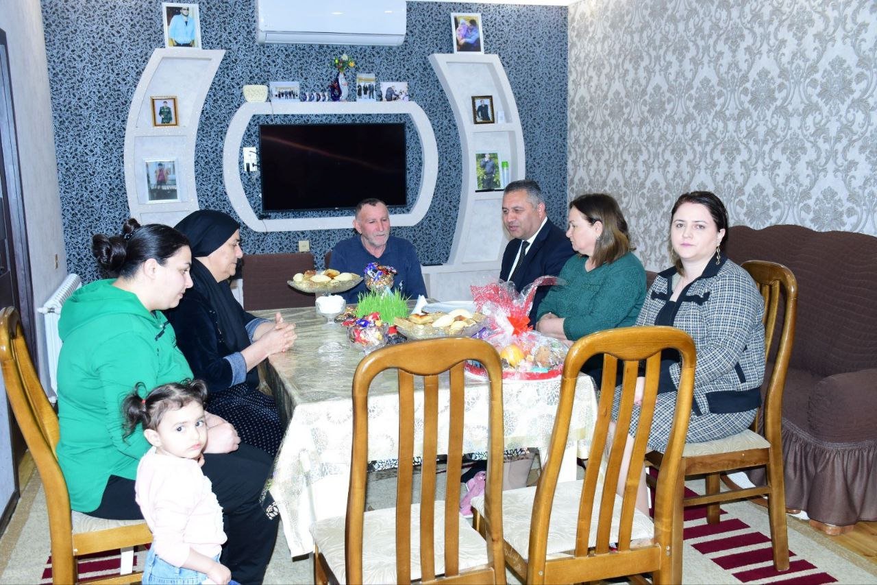 Ağsuda şəhid ailəsi ziyarət edildi, bayram sovqatı verildi - FOTO  - foto 2
