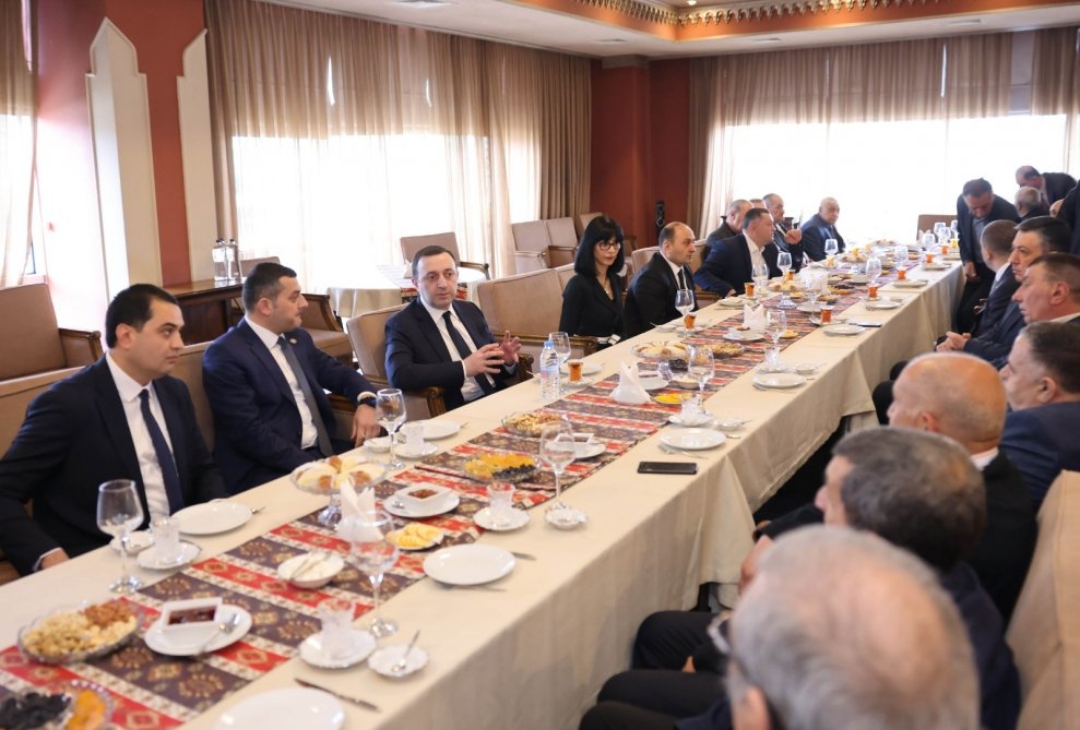 Gürcüstan Baş naziri Marneulidə azərbaycanlı ağsaqqallarla görüşdü – FOTO Gürcüstan Baş naziri Marneulidə azərbaycanlı ağsaqqallarla görüşdü – FOTO