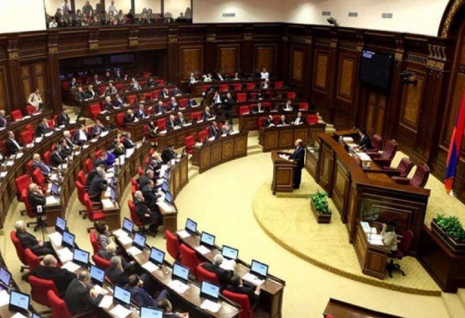 Ermənistan parlamentində deputatlar arasında DAVA DÜŞDÜ Ermənistan parlamentində deputatlar arasında DAVA DÜŞDÜ