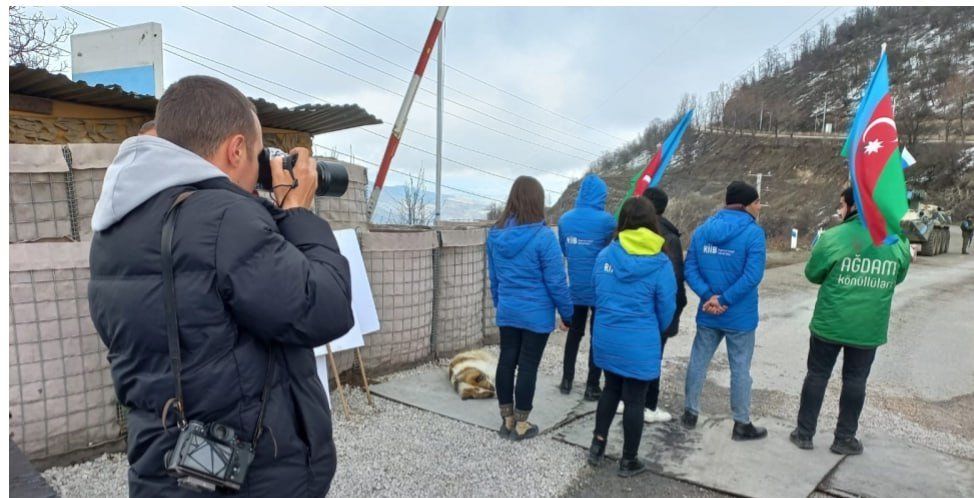 Xarici jurnalistlər Xankəndi-Laçın yolunun açıq olduğuna şahidlik etdilər - FOTO - foto 4