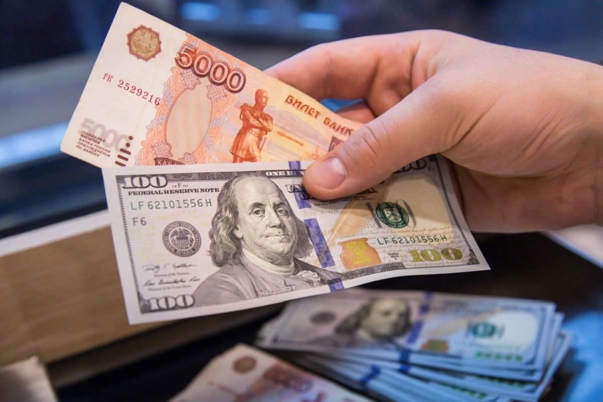 Rusiyada dolların məzənnəsi 82 rublu ötüb