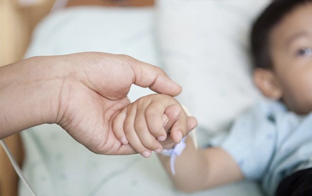 Bakıda DƏHŞƏT: 2 yaşlı uşağın əli ətçəkən maşında qaldı