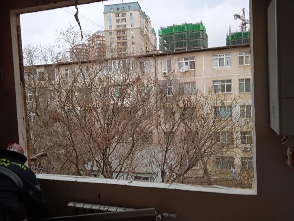 Bakıda çoxmərtəbəli binada partlayış olub, yaralı var - FOTO/VİDEO - foto 1