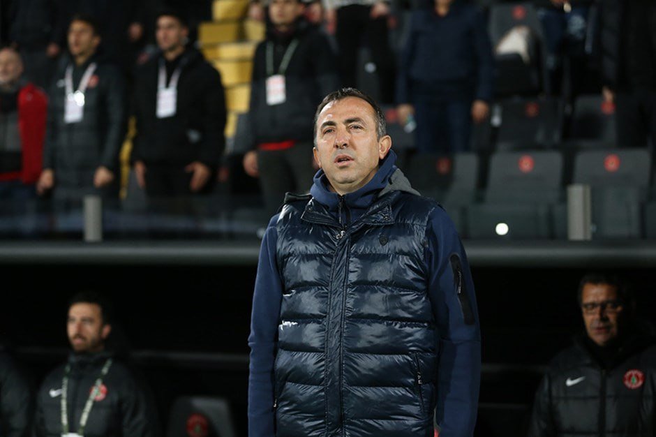 Türkiyə Superliqasında növbəti məşqçi istefası