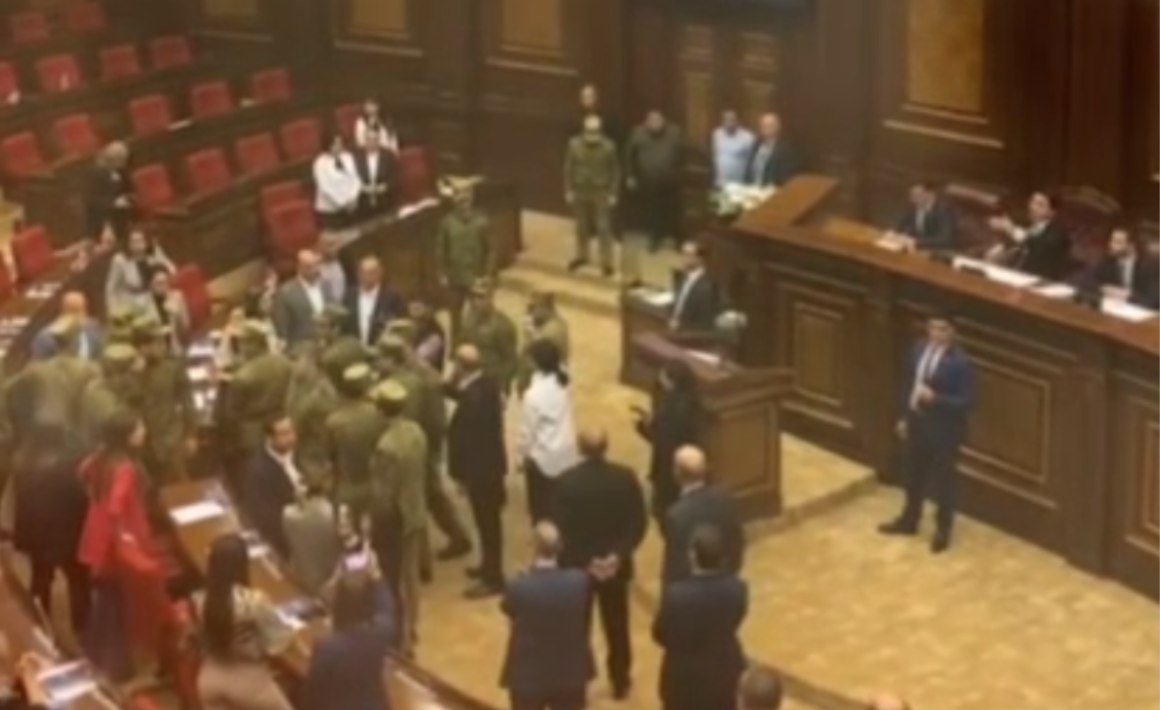 Ermənistan parlamentində DAVA: Əsgərlər parlament binasına daxil oldu – VİDEO 