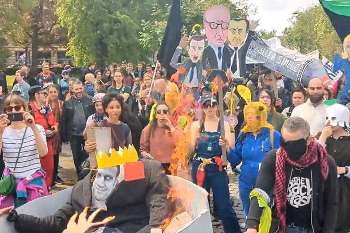 Fransada etirazlar DAVAM EDİR: Makronun müqəvvasını yenə YANDIRDILAR - VİDEO  