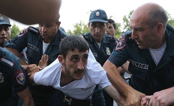 İrəvanda etiraz: Paşinyan və xanımının fotoları qırmızı rəngə boyandı - VİDEO - foto 1