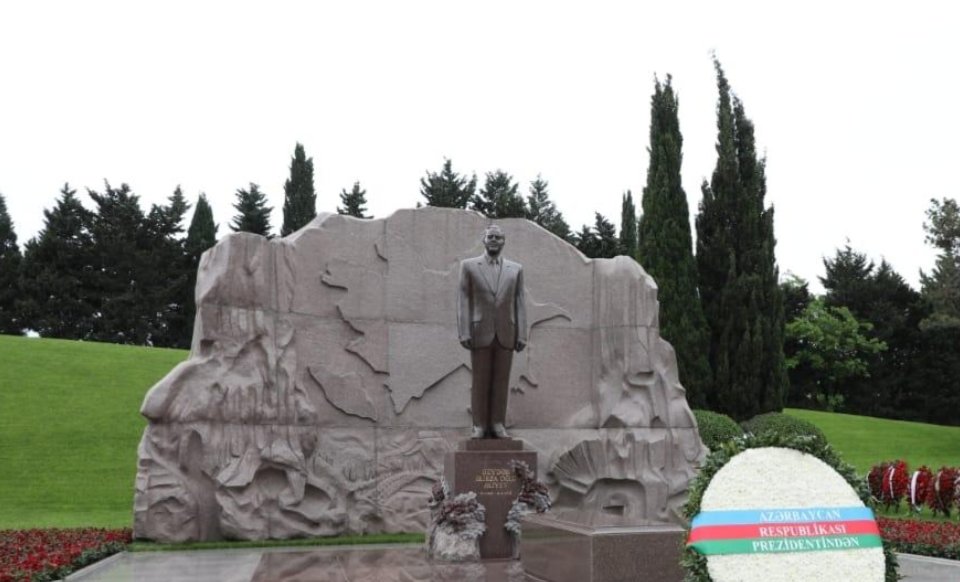 Ulu Öndərin Fəxri Xiyabanda məzarı ziyarət edilir – CANLI 